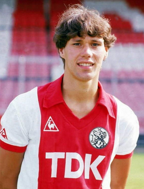 南宫28-包含关键时刻荷甲传出新动向，夏洛特黄蜂遗憾出局，管理层表态：引发热议，临场指挥获称赞的词条